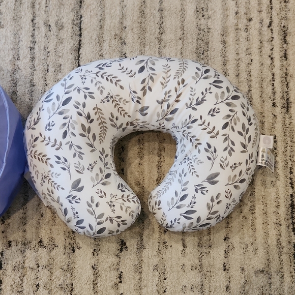 Boppy Gray and White Leaf Design Pillow - Picture 1 of 4